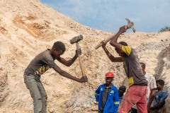 Workers mining for mangaese